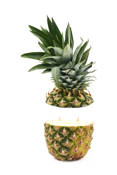 Vágja a két felét elszigetelt ananász — Stock Fotó
