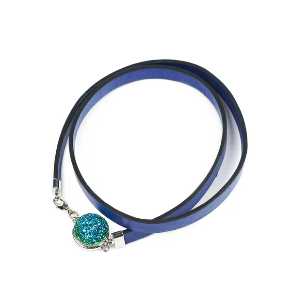 分離された青い革ネックレス — ストック写真