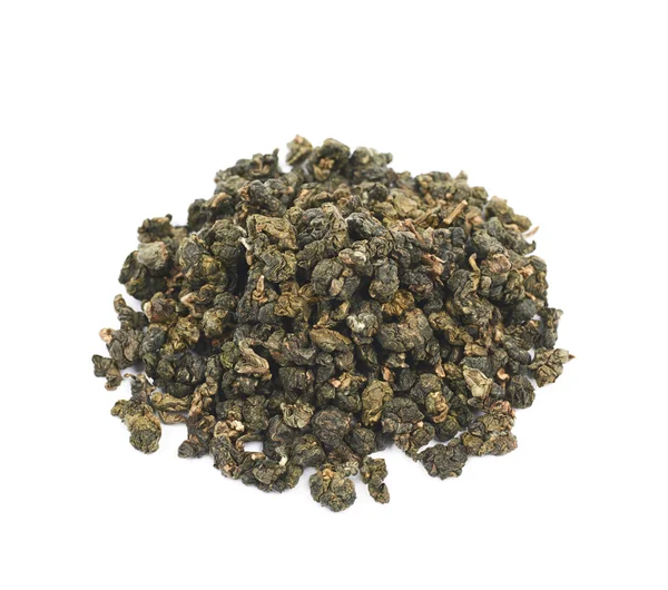 Изолированная куча сушеных чайных листьев — стоковое фото