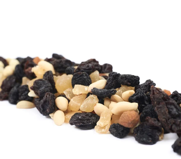 Nüsse und Trockenfrüchte mischen sich isoliert — Stockfoto