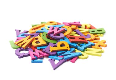 Renkli ahşap harfler izole yığını