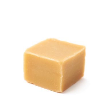 Badem ezmesi şekerleme küp izole