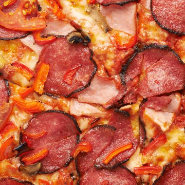 Yakın çekim pepperoni pizza parçası