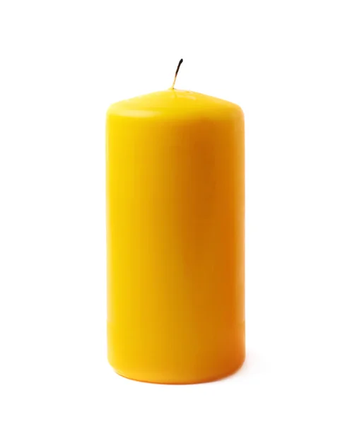 Única vela de cera amarela isolada — Fotografia de Stock