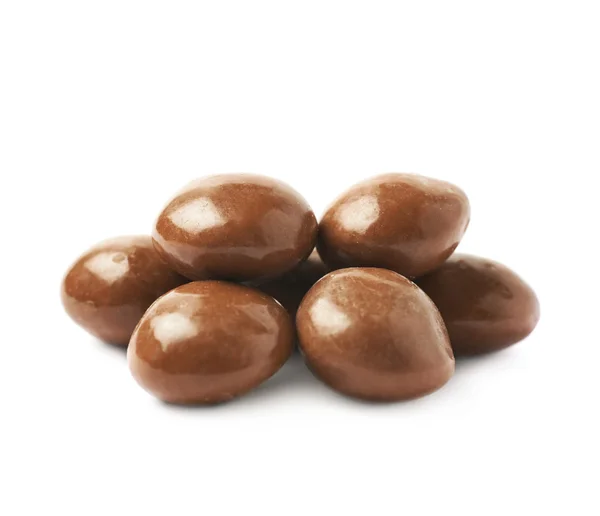 Шоколадні глазуровані горіхові цукерки ізольовані — стокове фото