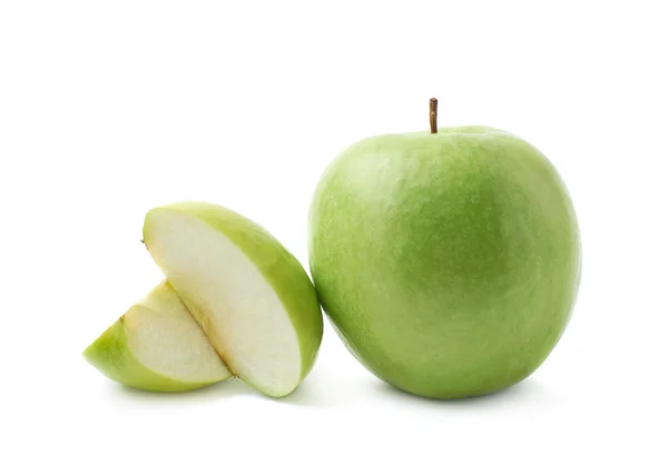 Zielone jabłko obok kromka na białym tle — Zdjęcie stockowe