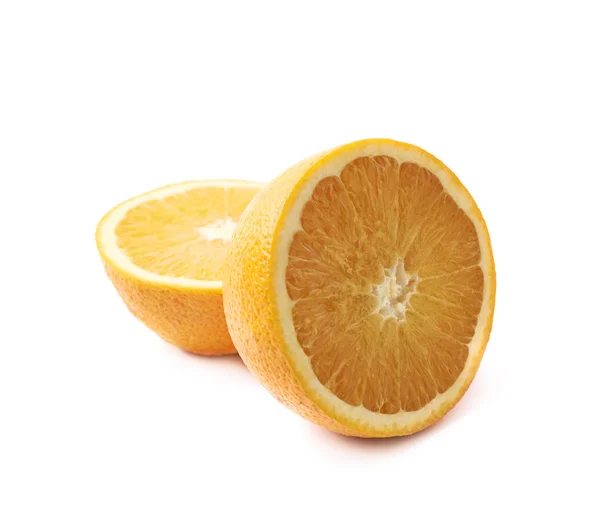 オレンジ色の果物は分離の半分にカット — ストック写真