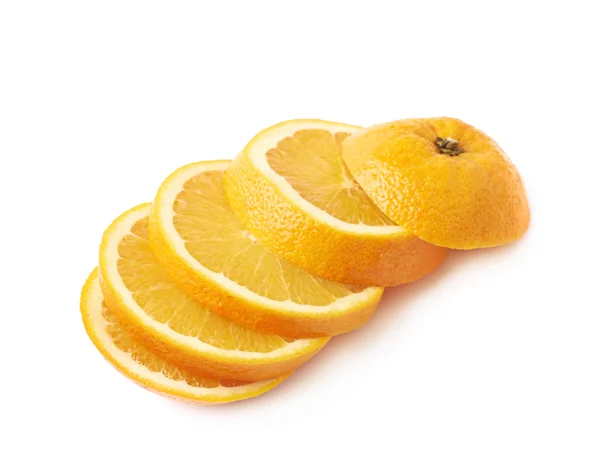 オレンジ色の果物が分離されたスライスにカット — ストック写真