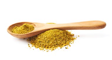 Sarı köri izole baharat yığını