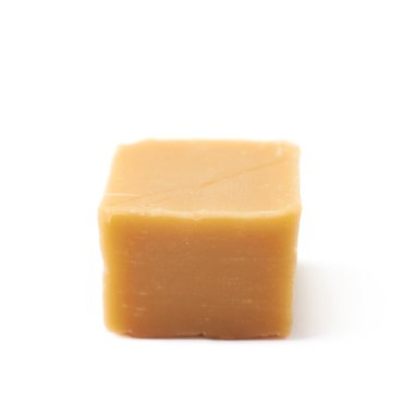 Badem ezmesi şekerleme küp izole