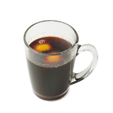 İzole mulled şarap ile dolu cam kupa