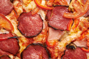 Yakın çekim pepperoni pizza parçası