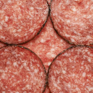 Salam dilimleri ile kaplı yüzey