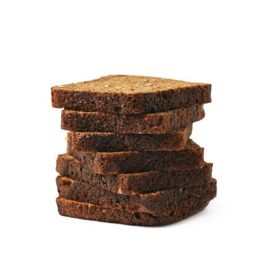 Siyah ekmek dilimleri yığın izole