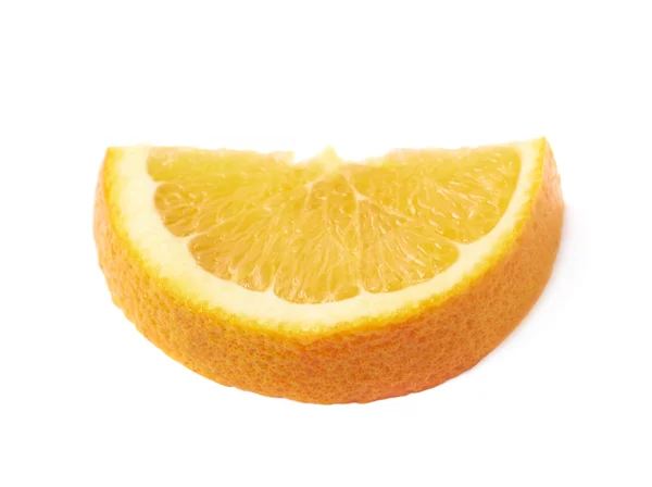 Dilim izole bir turuncu meyve — Stok fotoğraf