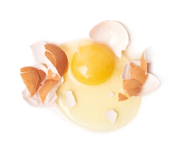 Разбитое сырое куриное яйцо — стоковое фото