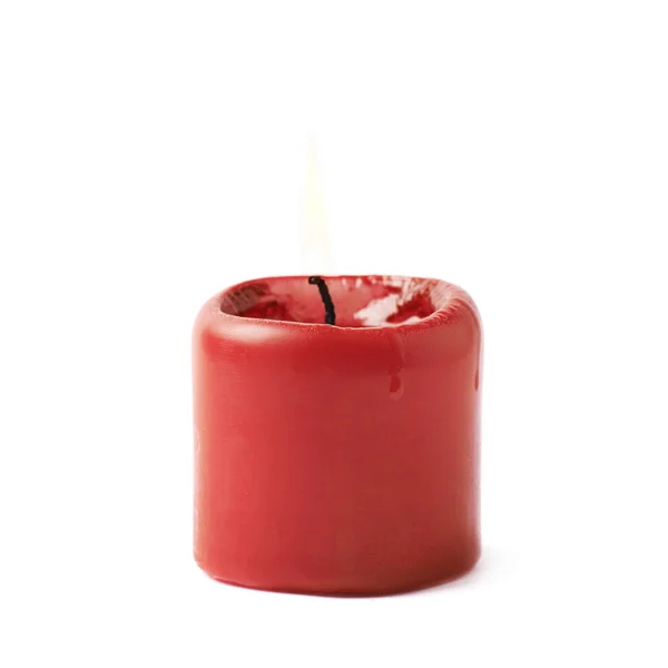 Félig leégett piros gyertyát gyújtott elszigetelt — Stock Fotó
