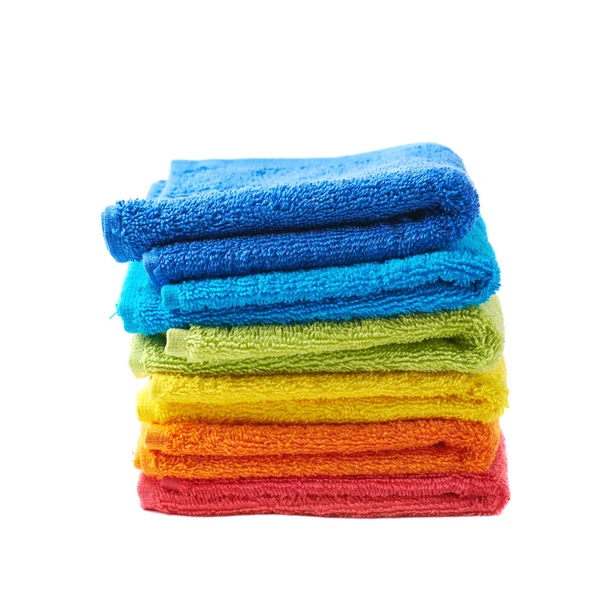Σωρός του ουράνιου τόξου χρωματισμένα πετσέτες απομονωθεί — Φωτογραφία Αρχείου