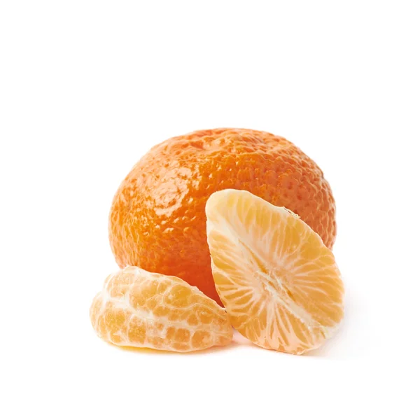 Whole tangerine next to peeled slices — Stock Photo, Image