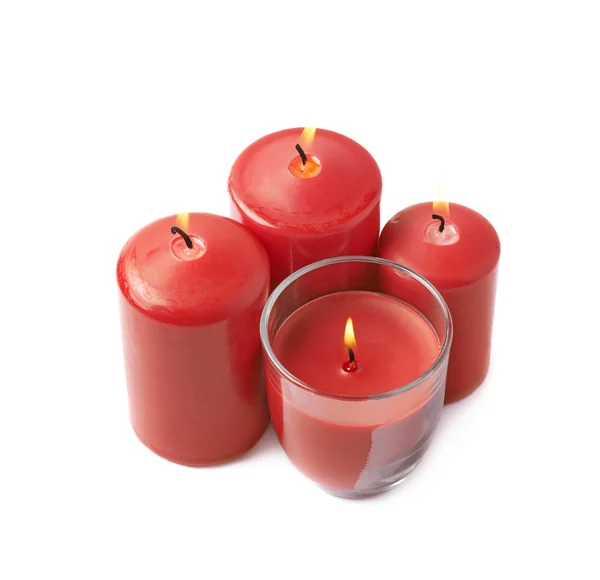 Quatre bougies rouges brûlantes isolées — Photo