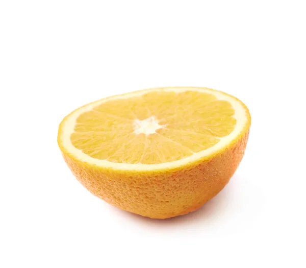 Вырезать половину апельсина фрукты изолированы — стоковое фото