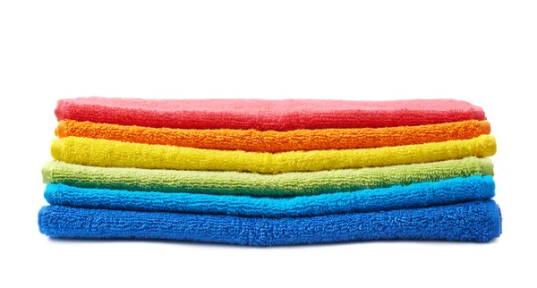 Regenbogenfarbener Haufen Handtücher isoliert — Stockfoto
