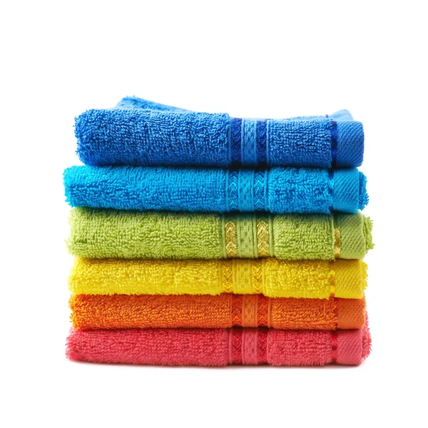 Haufen regenbogenfarbener Handtücher isoliert — Stockfoto