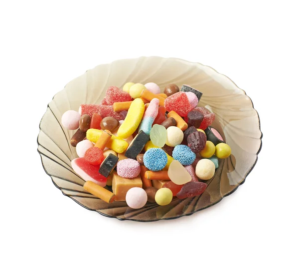 Skleněný talíř plný bonbónů, samostatný — Stock fotografie
