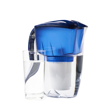 Su filtre sürahi izole