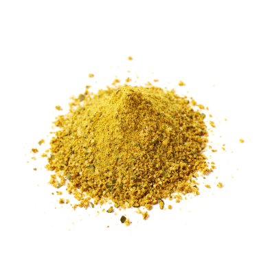 Sarı köri izole baharat yığını