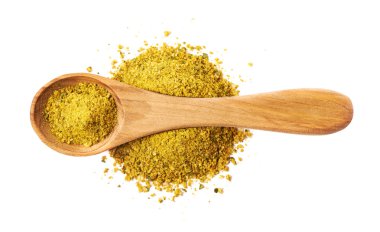 Sarı köri izole baharat yığını