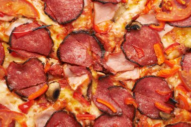 Yakın çekim pepperoni pizza parçası