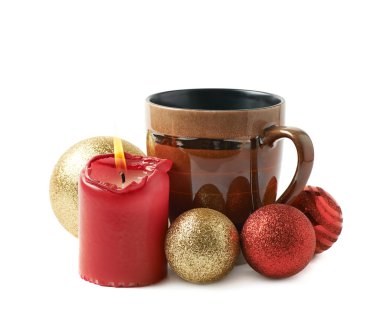 Kupa yanında yanan mum