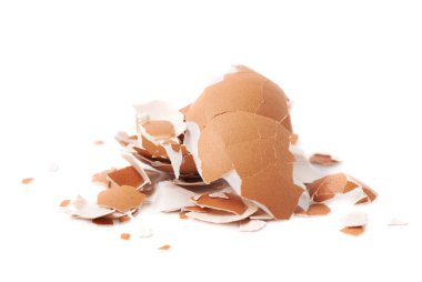 Kırık yumurta kabukları izole yığını