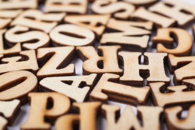 Ahşap harflerle kaplı yüzey