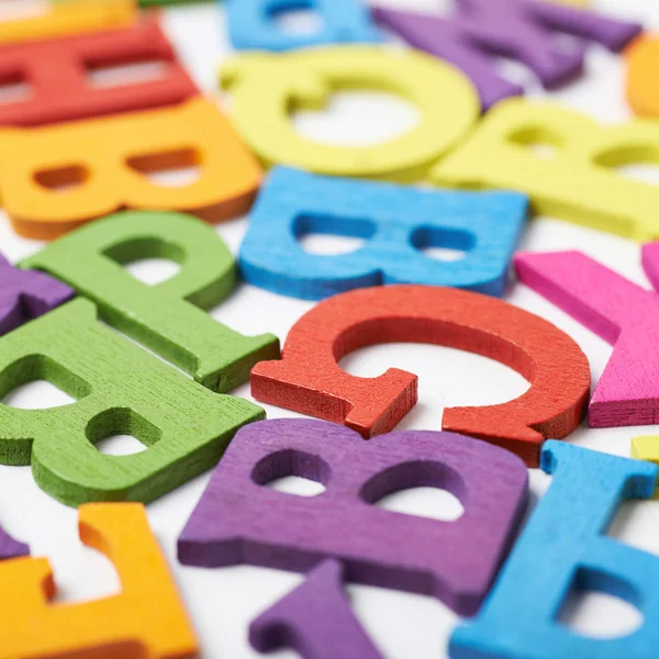 Oberfläche mit bunten Buchstaben bedeckt — Stockfoto