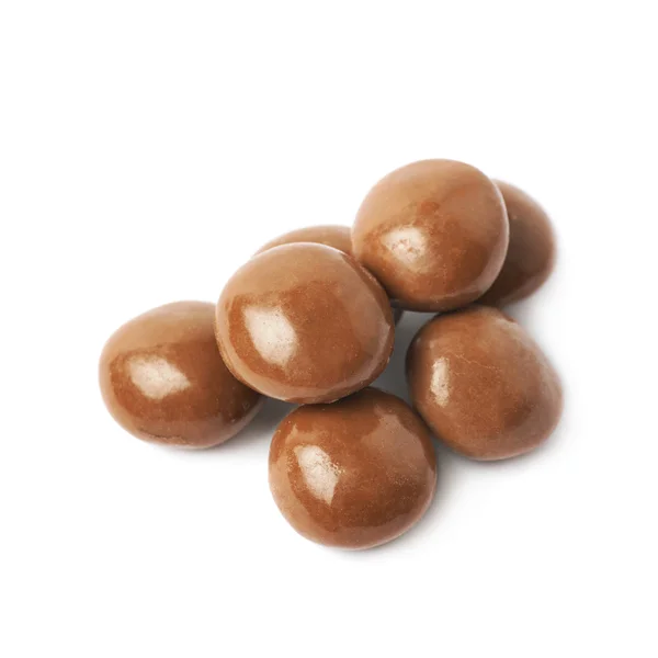 Шоколадні глазуровані горіхові цукерки ізольовані — стокове фото