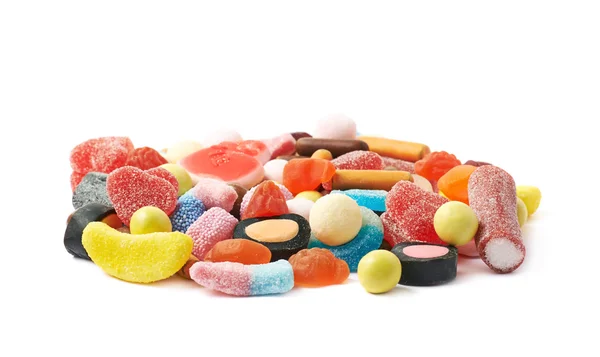 Haufen von mehreren verschiedenen Bonbons isoliert — Stockfoto