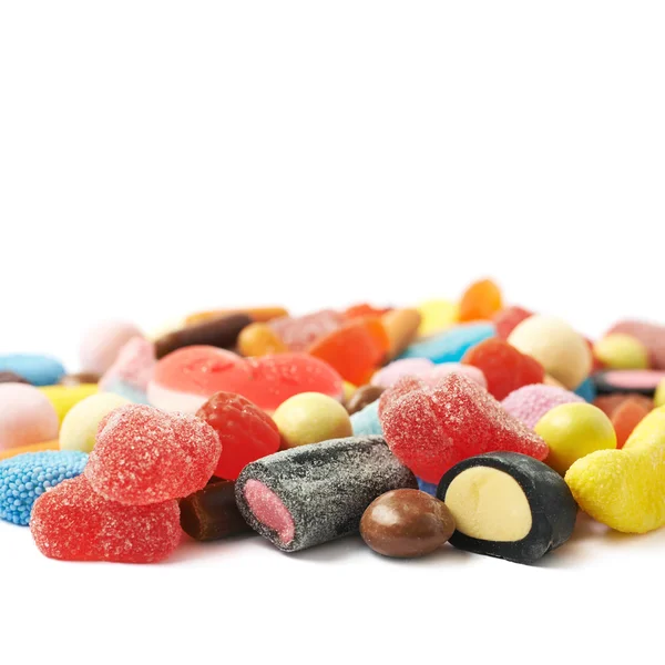 Haufen von mehreren verschiedenen Bonbons isoliert — Stockfoto