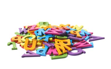 Renkli ahşap harfler izole yığını