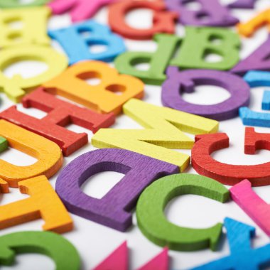 Renkli harflerle kaplı yüzey