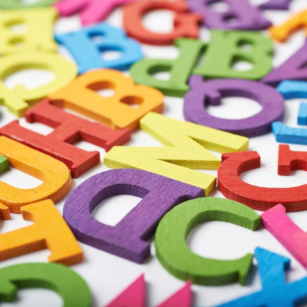 Oberfläche mit bunten Buchstaben bedeckt — Stockfoto