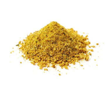 Sarı köri izole baharat yığını