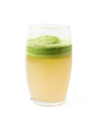 Bardak taze sıkılmış meyve suyu ile dolu