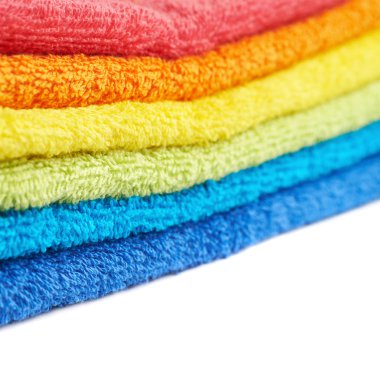 Gökkuşağı renkli havlu izole yığını