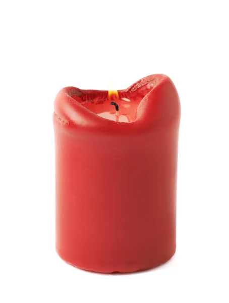 Vela vermelha acesa semi-queimada isolada — Fotografia de Stock