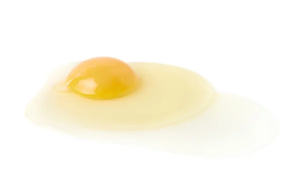 Pęknięty kurczaka surowe jajko na białym tle — Zdjęcie stockowe