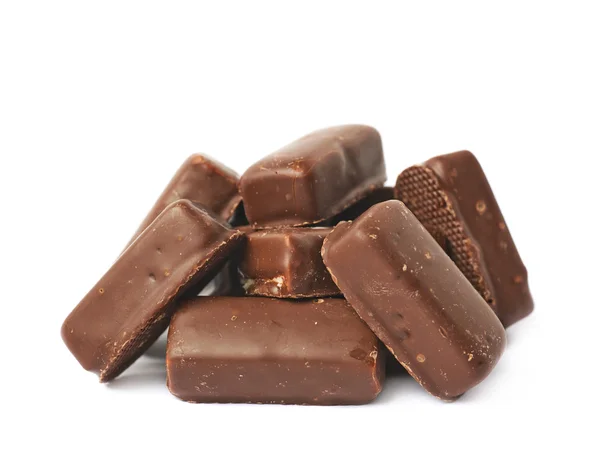 Pile de bonbons au chocolat isolé — Photo