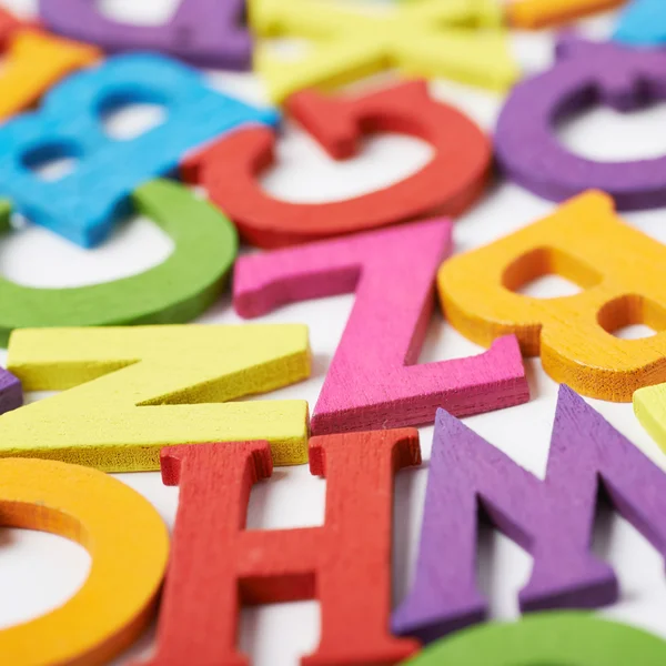 Oberfläche mit bunten Buchstaben bedeckt — Stockfoto