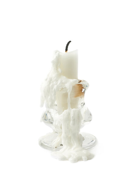 Зажженная свеча в подсвечнике изолирована
